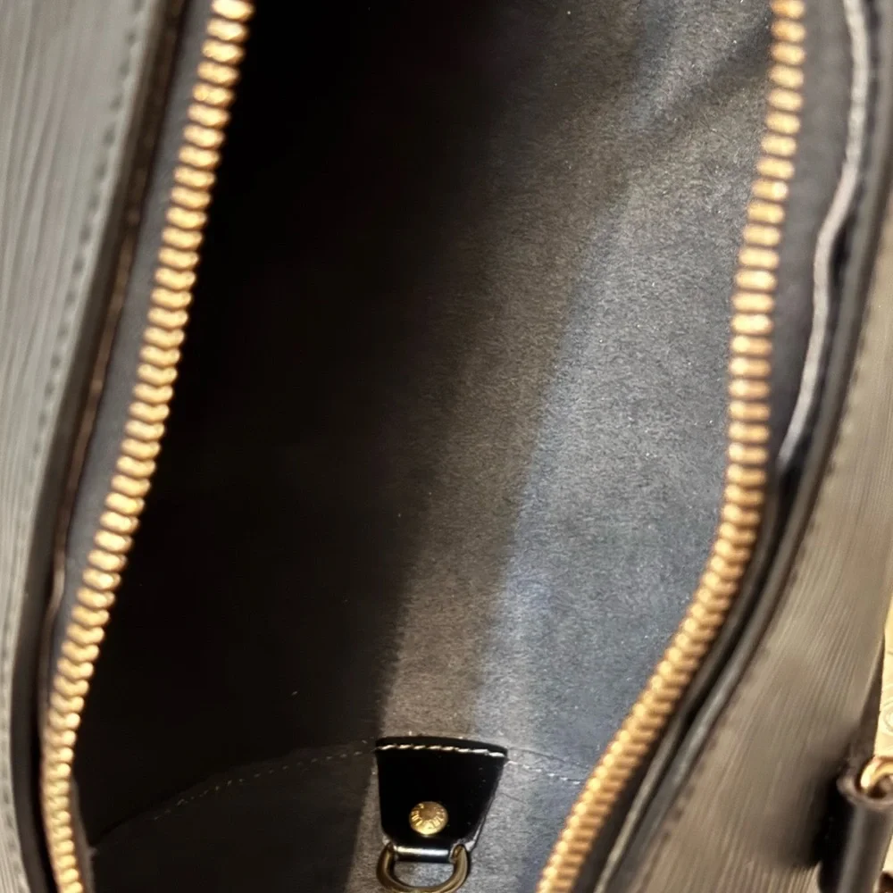 LOUIS VUITTON EPI SOUFFLOT BLACK LEATHER BARREL STYLE BAG